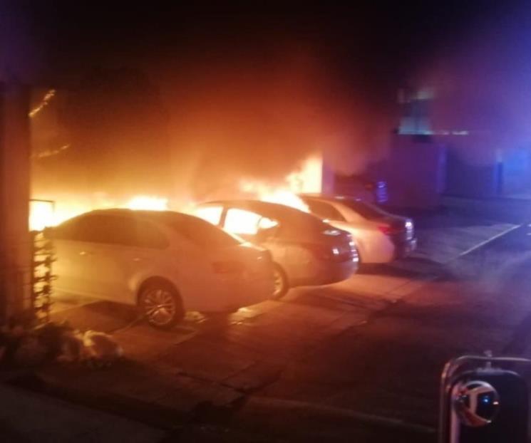 Se incendian vehículos en Mitras