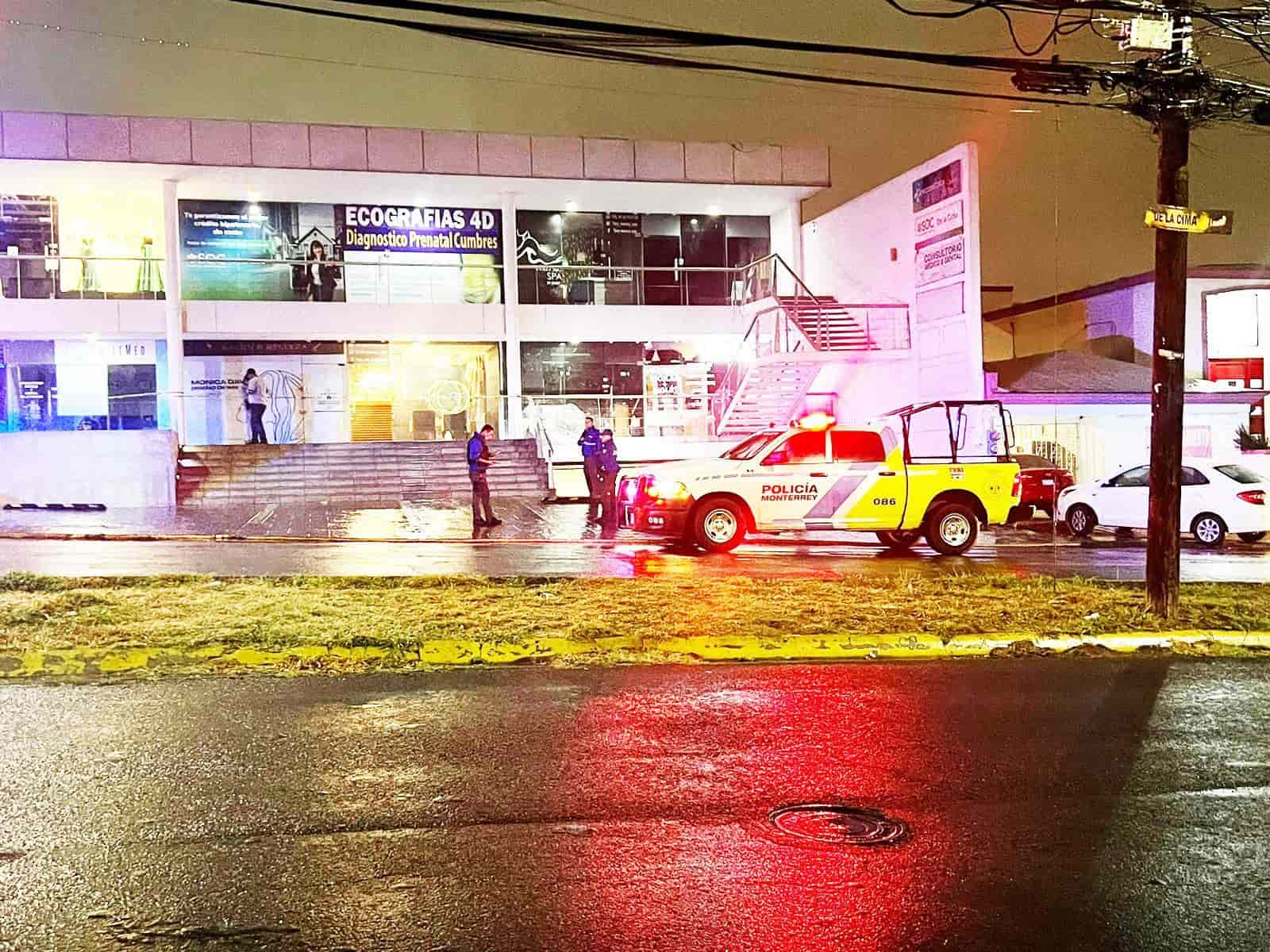 Balean a mujer en estética de Cumbres