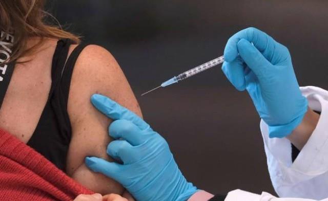 Propone EU vacuna covid anual