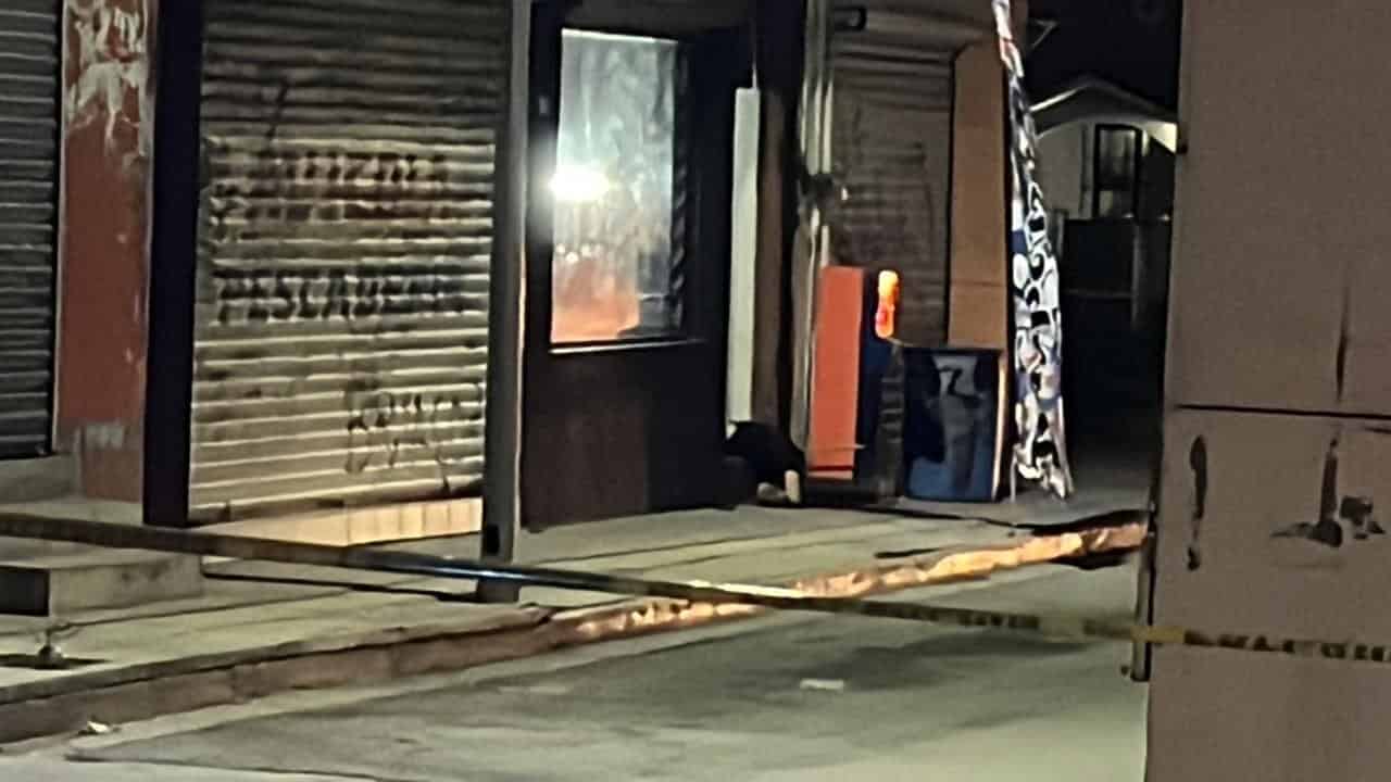 Un hombre fue asesinado de dos balazos en la cabeza en la entrada de una Barber Shop, en Apodaca