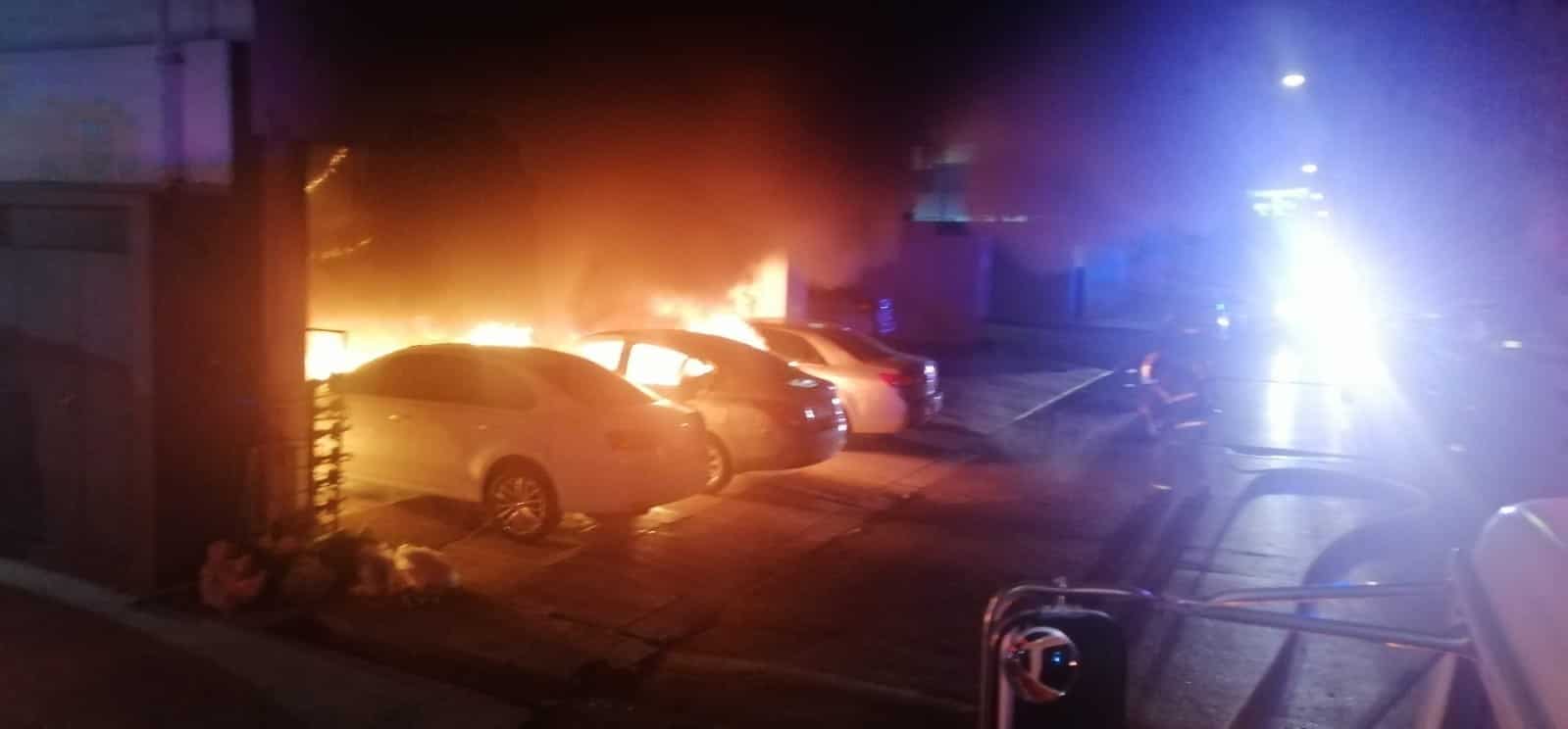 Una intensa movilización de los puestos de socorro se registró en la colonia Mitras Centro, al incendiarse cinco vehículos en el estacionamiento de un complejo de departamentos