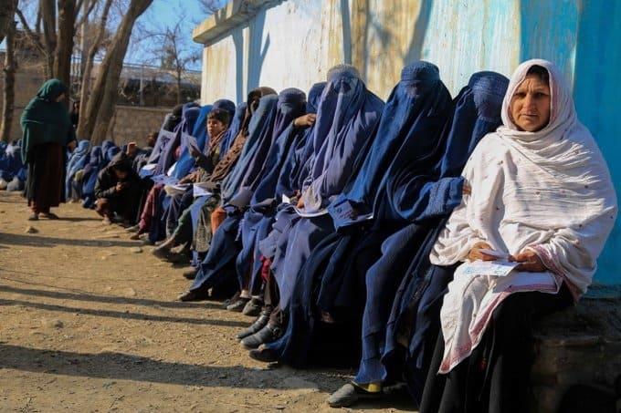 Pide ONU a talibanes revertir restricciones contra mujeres