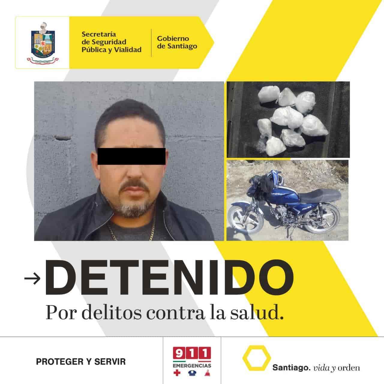 Un presunto vendedor de droga fue detenido por elementos de la policía de Santiago, cuando se desplazaba en una motocicleta sin placas, asegurando nueve envoltorios de la droga conocida como “cristal”.