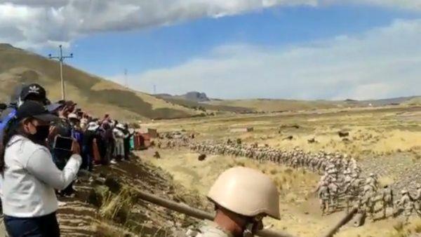 Ejército de Perú llega a Puno para liberar bloqueos