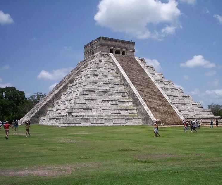 Turista sube a pirámide de Chichén Itzá