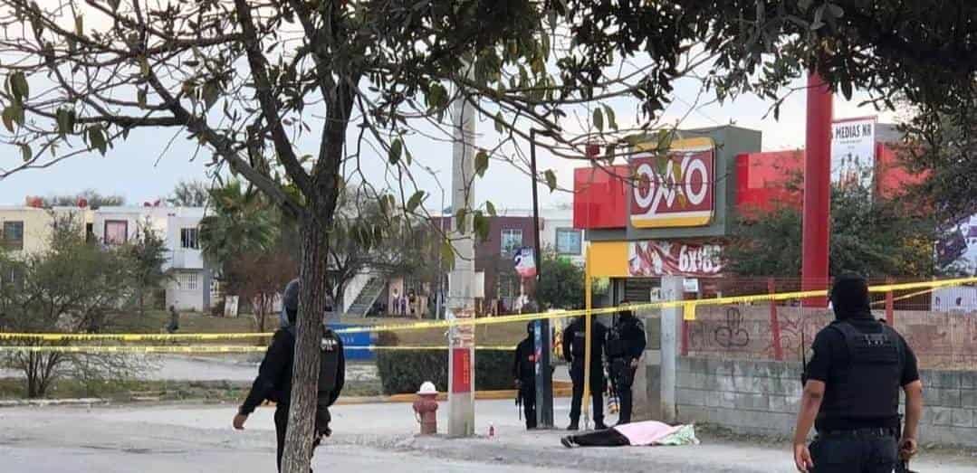 Una mujer que esperaba en afuera de una tienda de conveniencia el camión, fue ejecutada a balazos por una pareja