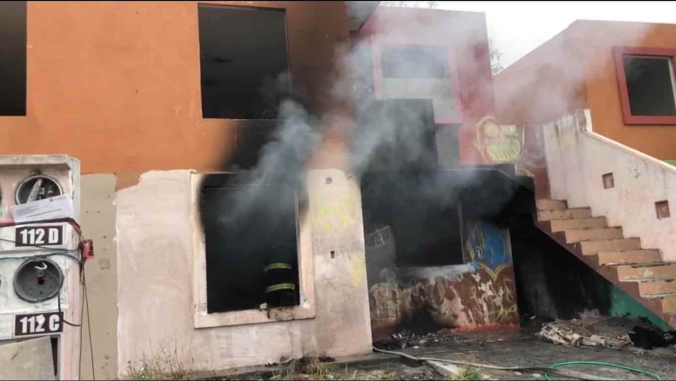 Una familia que vivía como posesionaria en una vivienda del municipio de Cadereyta, perdieron todas sus pertenencias, al incendiarse el condominio