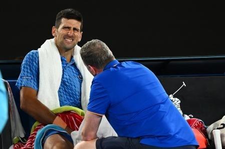 Ganó Djokovic en Australia pese a estar lesionado