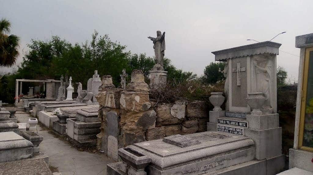 Detuvieron a un profanador de tumbas, que estaba robando en las criptas de un cementerio de Cadereyta