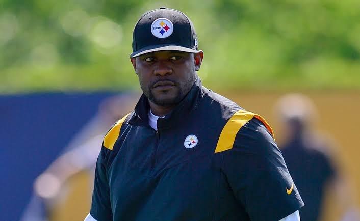 Vikings contratan a Brian Flores