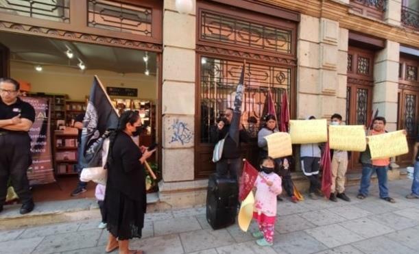 Organización indígena protesta en la librería del FCE