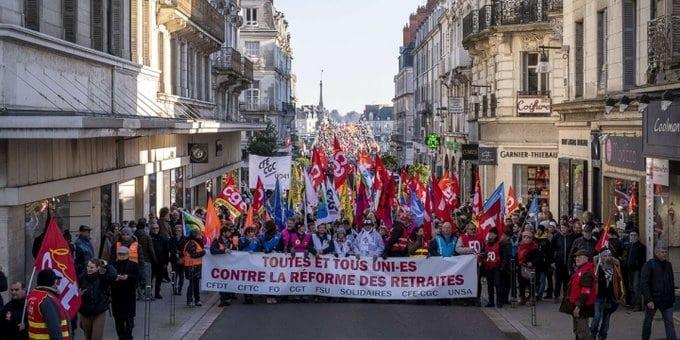 Salen 750,000 franceses de nuevo a la calle