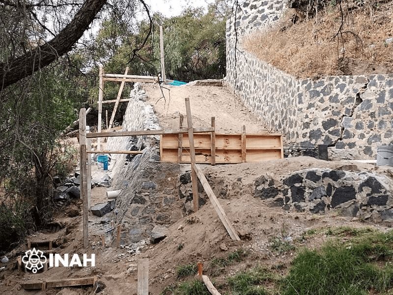 Encuentran escultura de Tláloc en Puebla