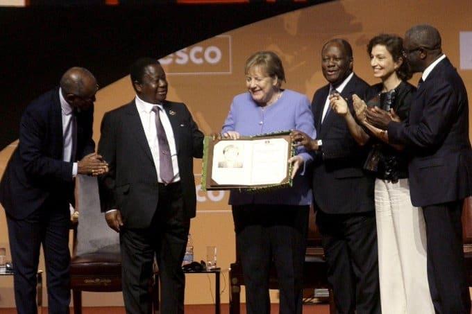 Concede la UNESCO premio de paz a Angela Merkel