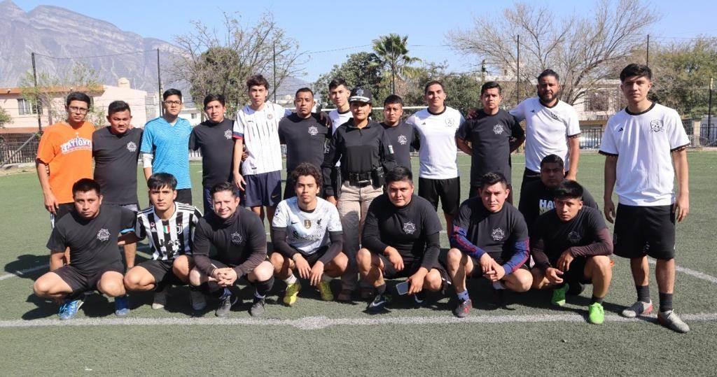 Juegan futbol policías de Santa Catarina con ciudadanos