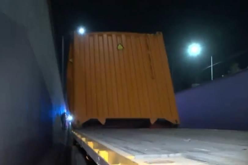 Topa tráiler contra puente