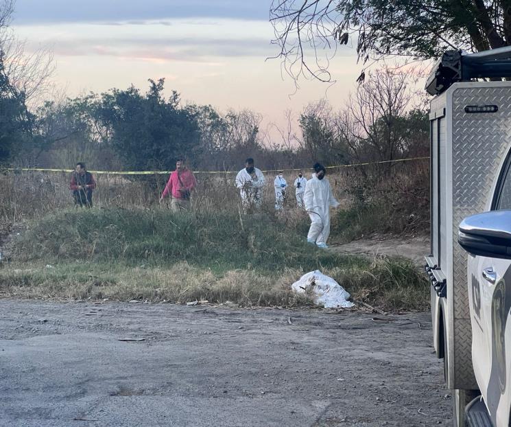 Hallan mujer sin vida sobre terreno baldío en Escobedo