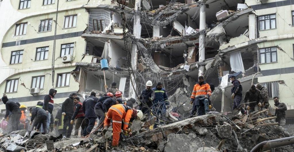 Suman más 28 mil los muertos por sismos en Turquía y Siria