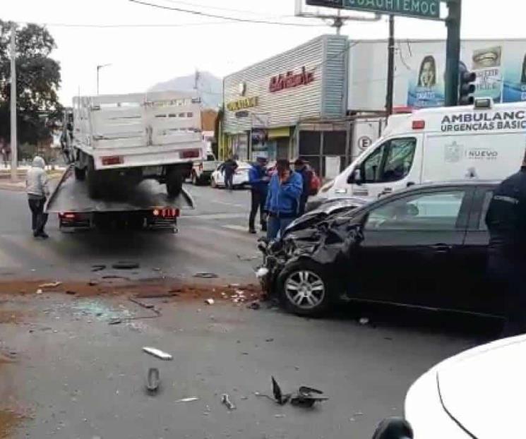 Choque deja a conductor atrapado