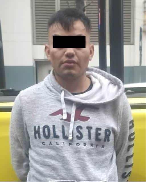 Luego de robar dos cadenas de oro valuadas es 11 mil pesos, un joven fue detenido por oficiales de la Policía Turística de Monterrey