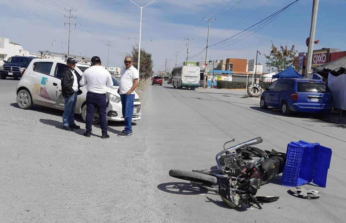 Un motociclista terminó con diversas lesiones, después de estrellarse contra un automóvil de una empresa de internet, en Cadereyta