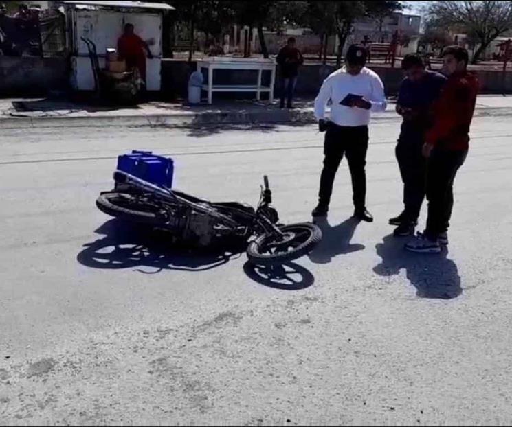 Se estrella moto contra auto