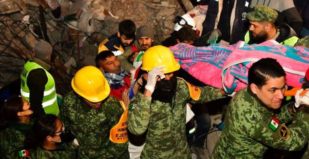 Rescatistas mexicanos salvan a 4 y recuperan 29 cuerpos