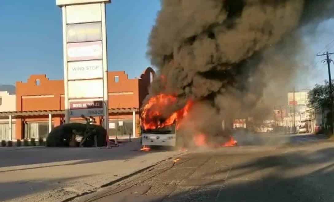 El incendio de un transporte urbano de la Ruta 85 La Playa, movilizó ayer a elementos de rescate, sin que se reportaran personas lesionadas