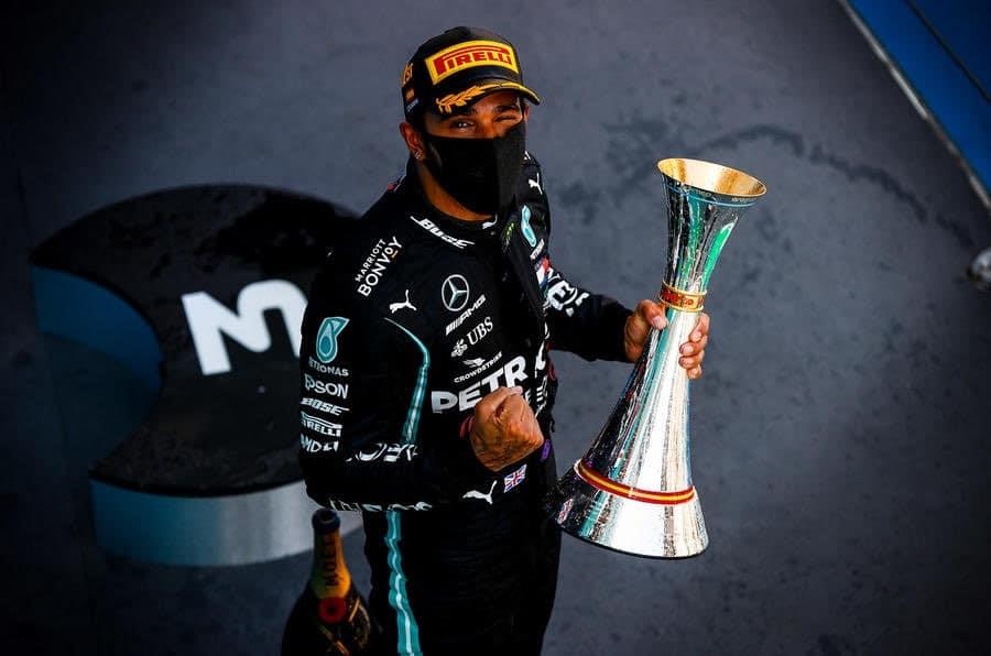 Cerca Lewis Hamilton de renovar con Mercedes