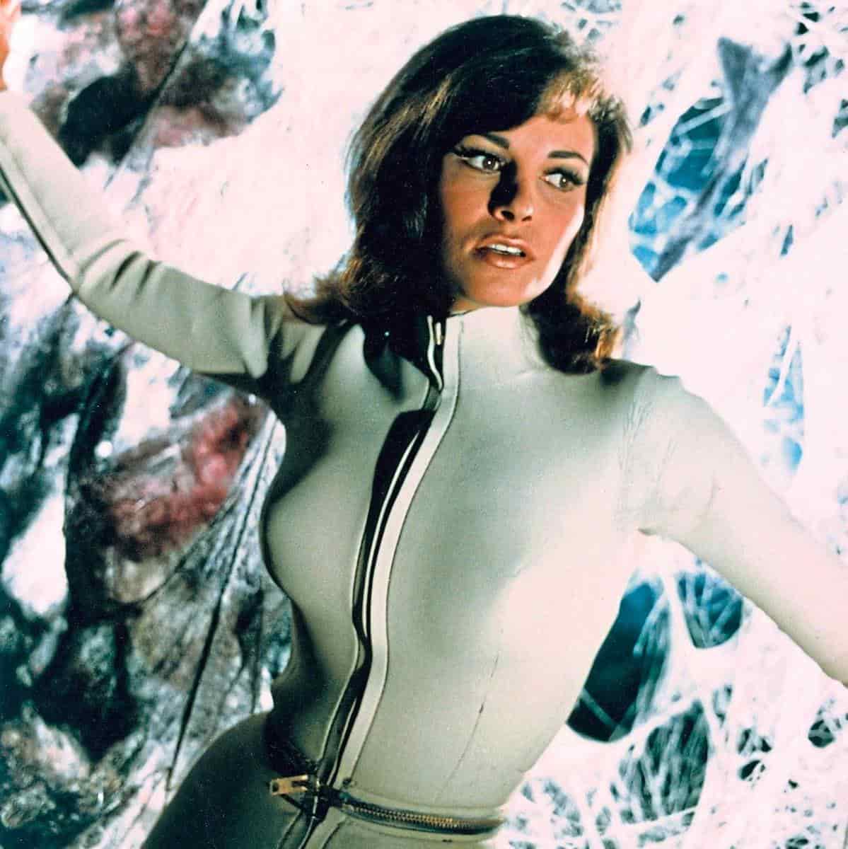 El primer papel famoso de Raquel Welch fue con Un Viaje Fantástico (1966) en el que interpretó a Cora