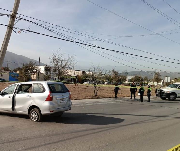 Se estrella contra poste y muere