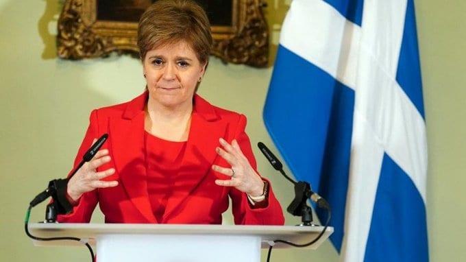 Renuncia Primera Ministra de Escocia