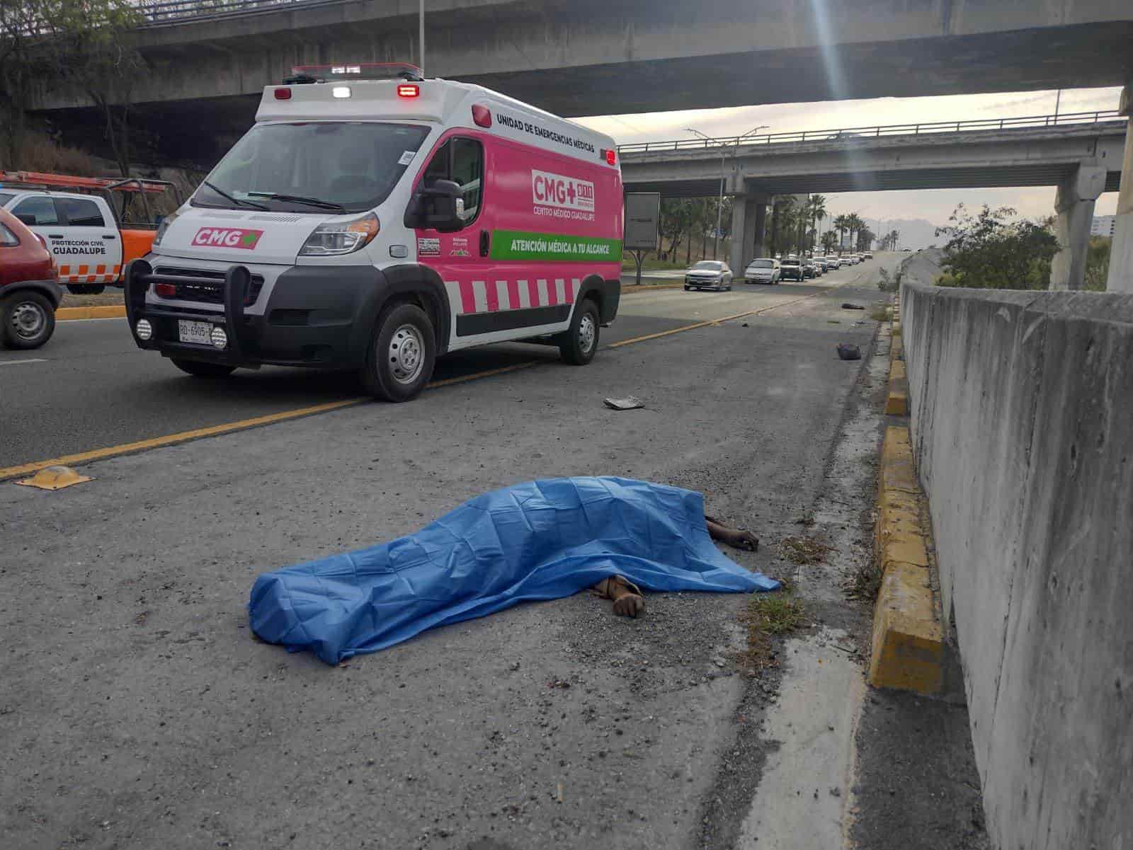 Un hombre de aspecto indigente murió luego de salir corriendo del lecho del Río Santa Catarina y ser arrollado por el conductor de una camioneta