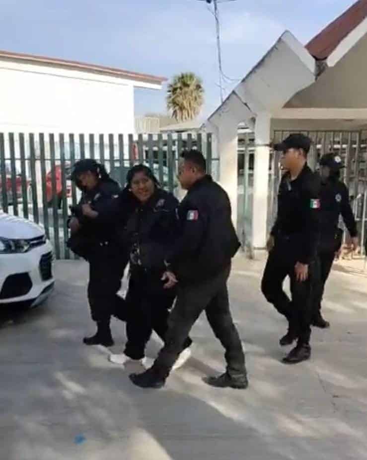 Como si fuera un delincuente de alto impacto, la directora de una escuela secundaria ubicada en Montemorelos, fue retenida por cinco oficiales de la Secretaria de Seguridad Pública Municipal