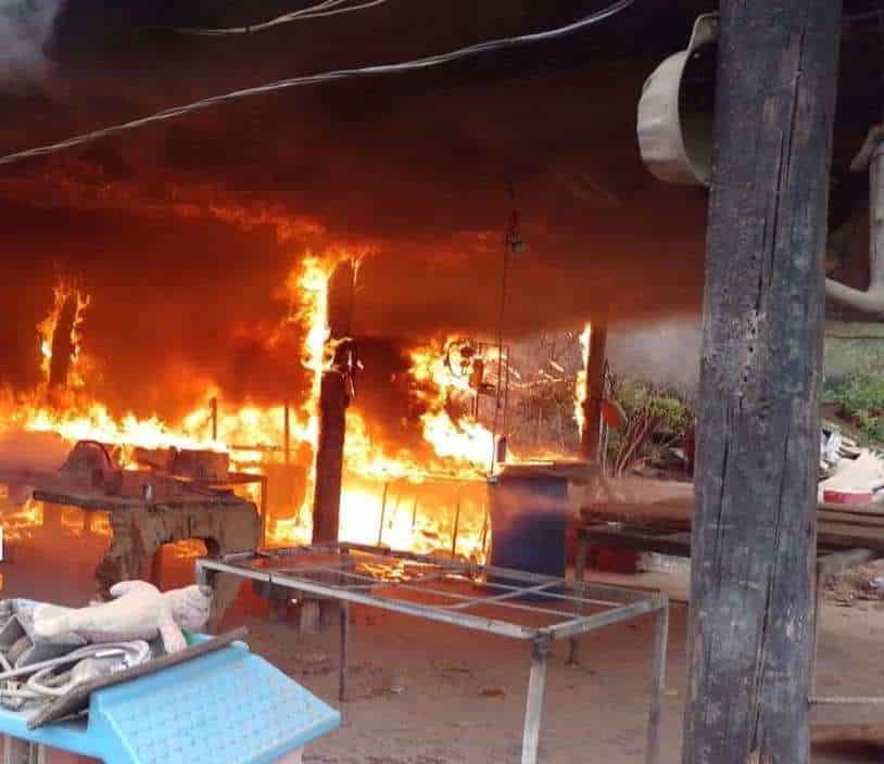 Una intensa movilización de los puestos de socorro se registró en el municipio de Santiago, al reportarse el incendio de un taller de artesanía