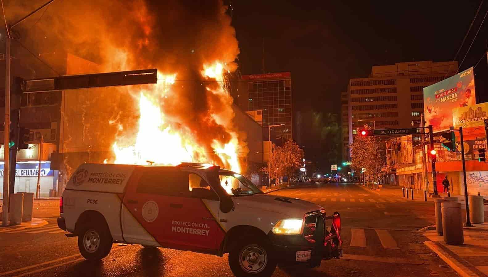 El incendio de la fachada de un edificio en el centro de Monterrey movilizó ayer a elementos de Bomberos