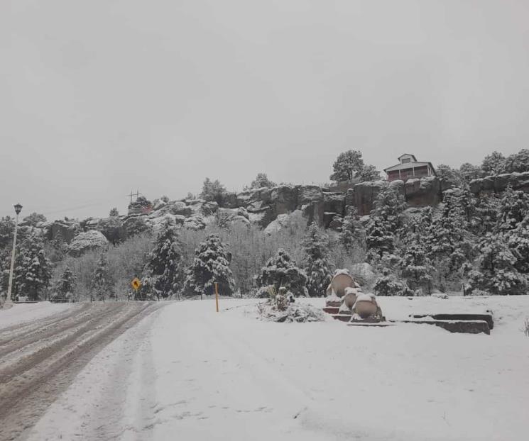Nieve viste de blanco a la sierra Tarahumara en Chihuahua