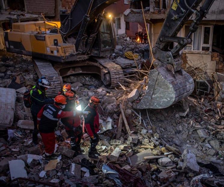 Hallan más sobrevivientes del terremoto en Turquía