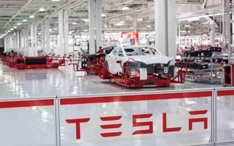 Confirma charla con Musk sobre instalación de Tesla