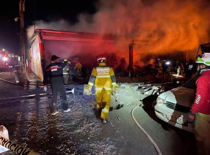 Arde bodega repleta de cerveza