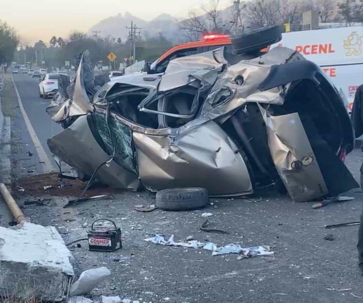 Sobreviven a volcadura en Santiago