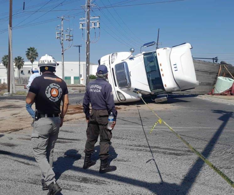 Vuelca tráiler tras choque con el tren