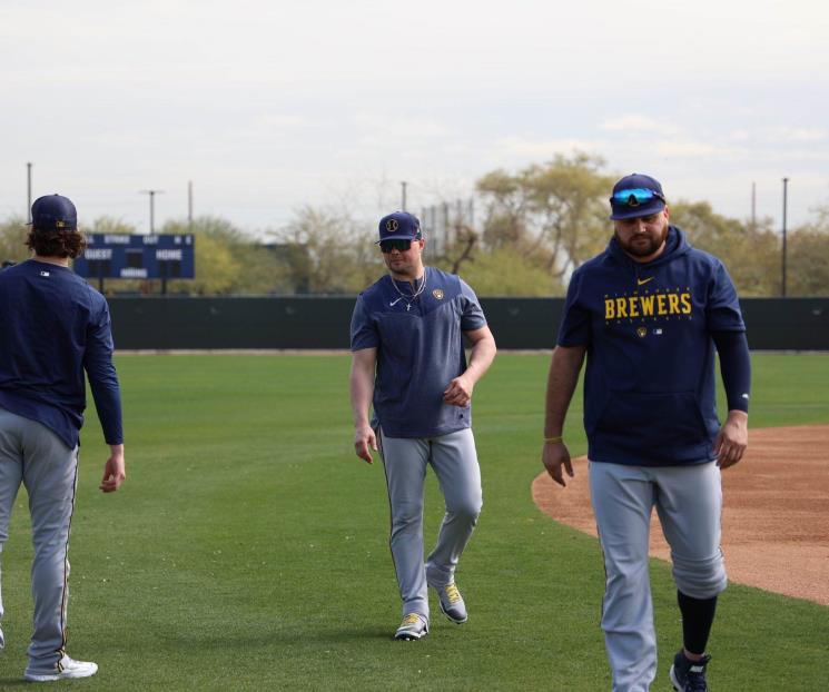 Luke Voit refuerza a los Cerveceros de Milwaukee