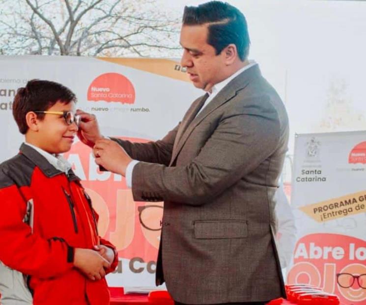 Entregan más lentes con “Abre los ojos Santa Catarina”