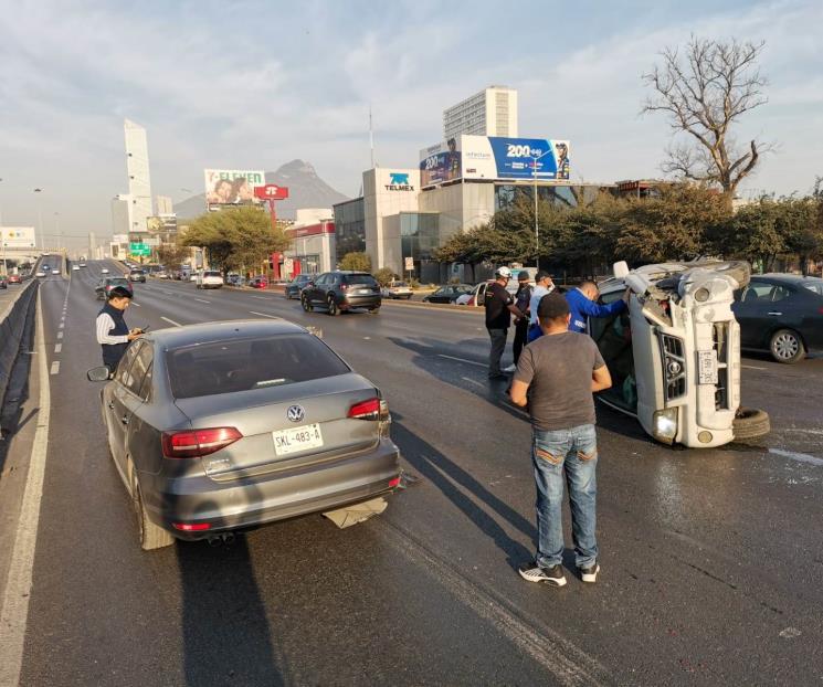 Volcadura colapsa vialidad en Constitución