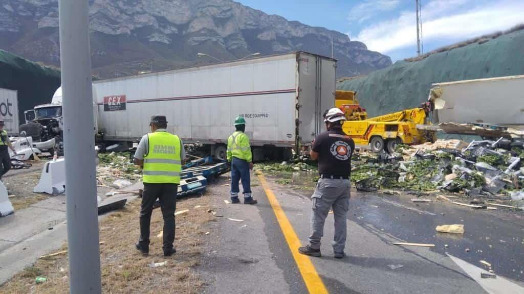 Chocan tráileres en García