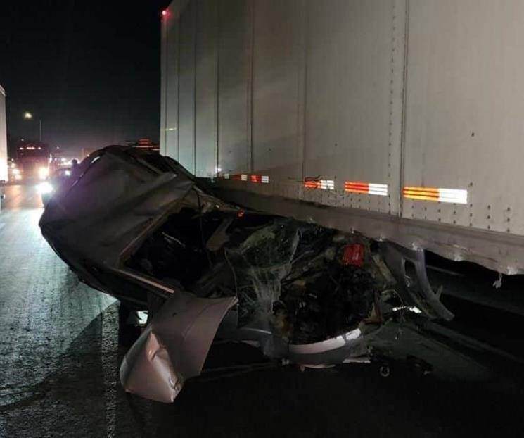 Incrusta auto bajo tráiler