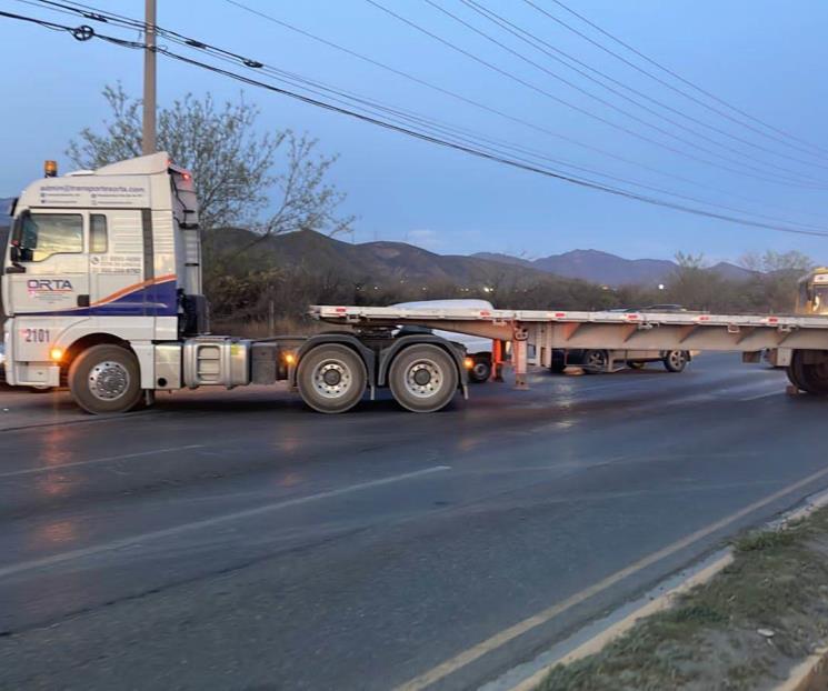 Bloquea empresa transportista la Avenida Lincoln tras cateo