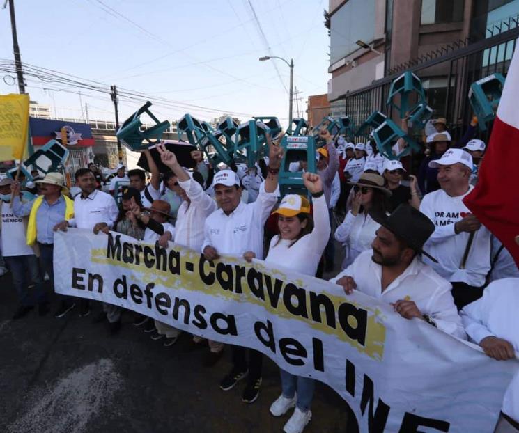 Se burla AMLO de marcha en defensa del INE