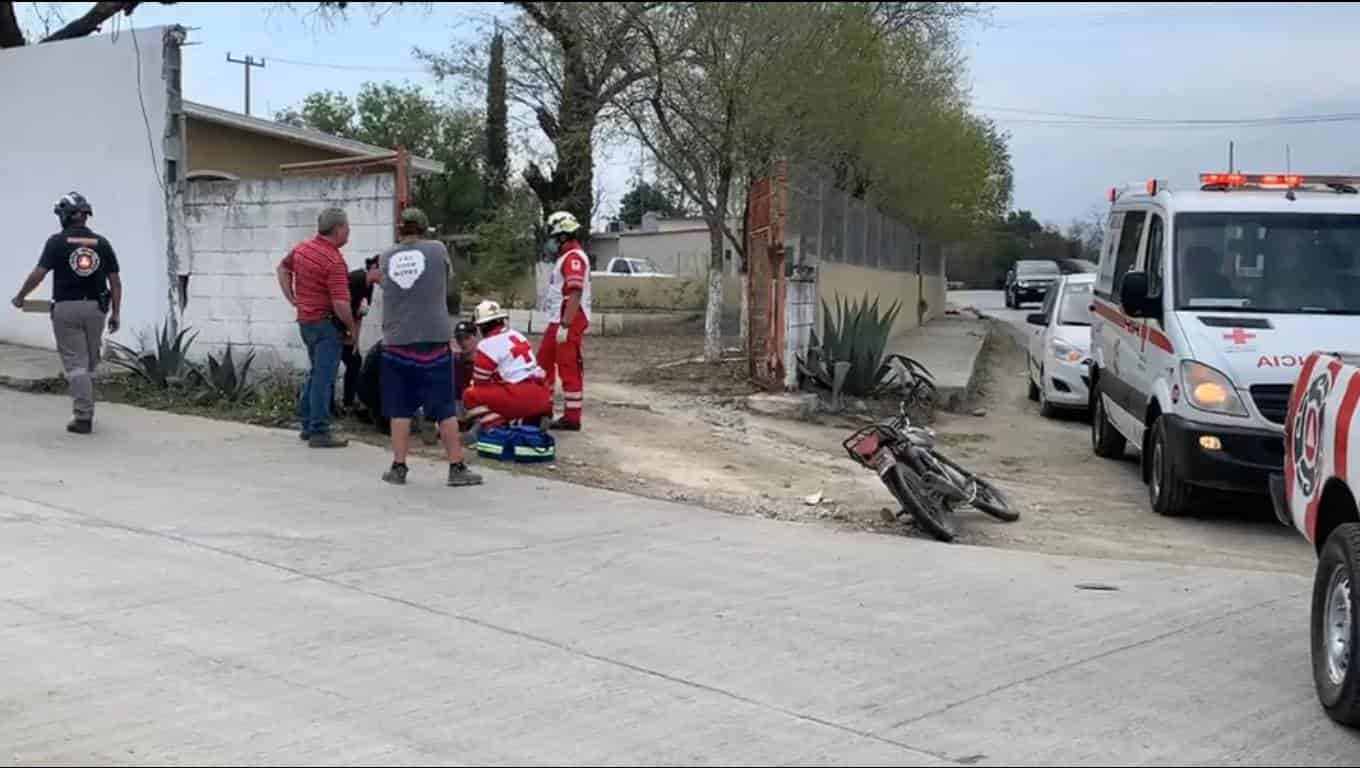 Un motociclista término con diversas lesiones al ser impactado por un automóvil sedan, en el municipio de Allende